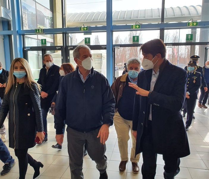 Bertolaso a MalpensaFiere: «Qui vaccineremo cinquemila persone al giorno»