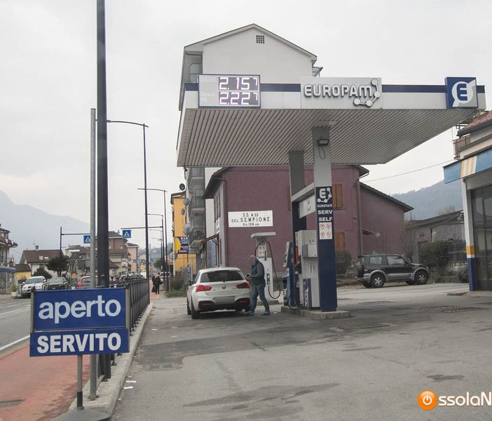 Caro benzina: azzerare le accise, per le famiglie un risparmio di 874 euro