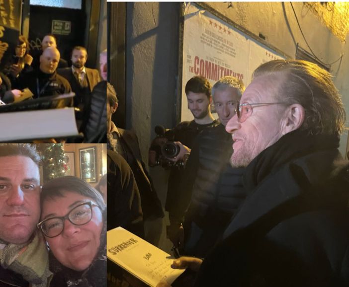Bono oggi mentre incontra la folla di fans, tra cui i Pisani, raggianti