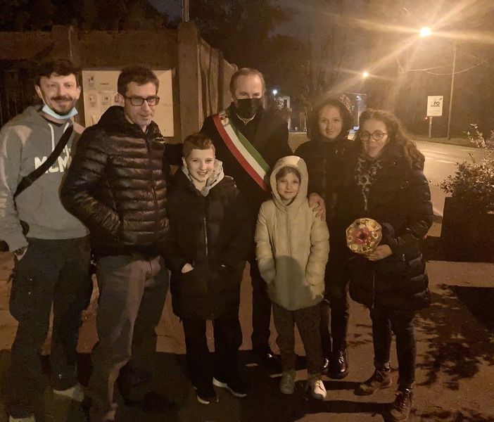 Una parte del gruppo di ritorno dalla Polonia, accolto dal sindaco