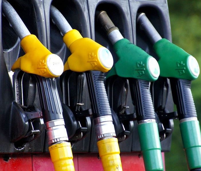 Caro benzina, il Codacons presenta un esposto a 104 Procure: «Indagare per truffa»