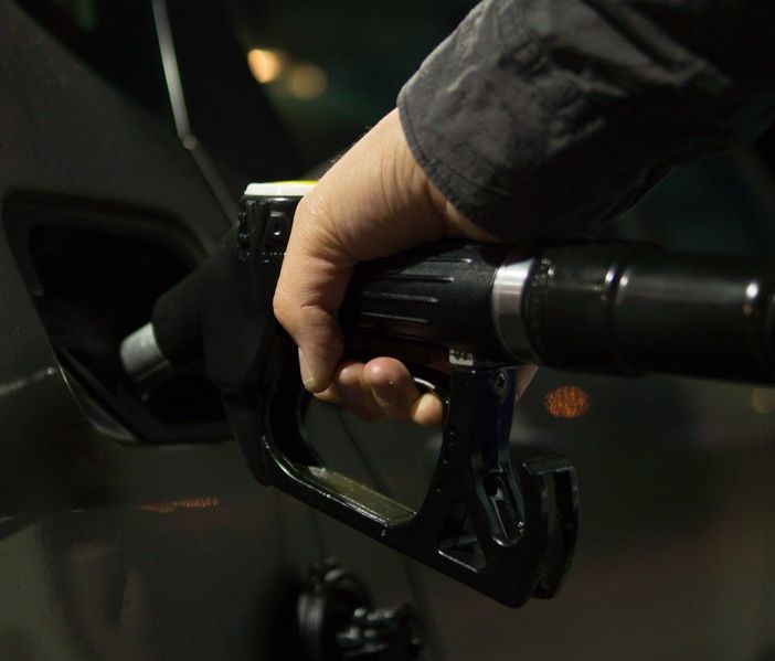 Caro carburante, il decalogo per combatterlo e risparmiare