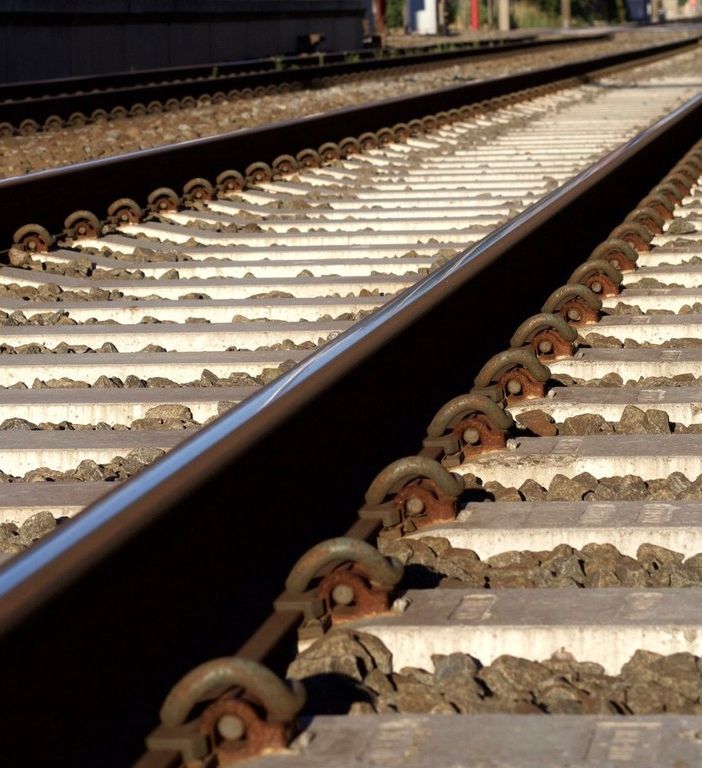 Giovane donna muore travolta dal treno a Bollate, circolazione sospesa sulla Laveno-Varese-Milano