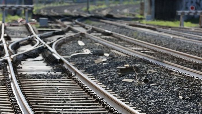 Operaio colpito da un mezzo ferroviario mentre lavora sui binari: soccorsi in azione a Gallarate