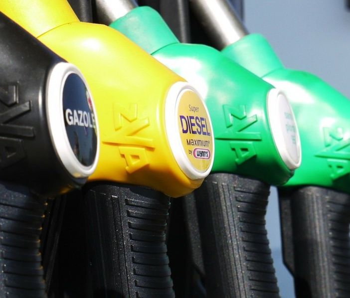 Sospeso lo sconto carburante: dal 1° marzo stop al pieno a prezzo agevolato