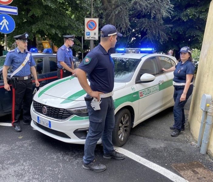 Si vendica delle multe rigando l'auto della Polizia locale: denunciato un 70enne