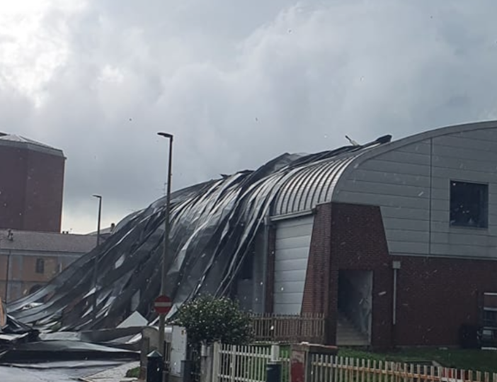 Vercelli, vento fortissimo in città: tetti scoperchiati e devastazione al Pala Bertinetti
