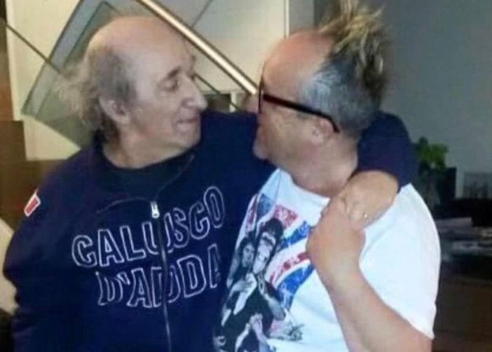 La foto postata da Max Cavallari, abbracciato al suo e al nostro Bruno Arena, prima dell'ultima puntata di Zelig di cui sarà ospite La foto postata da Max Cavallari, abbracciato al suo e al nostro Bruno Arena, prima dell'ultima puntata di Zelig di cui sarà ospite
