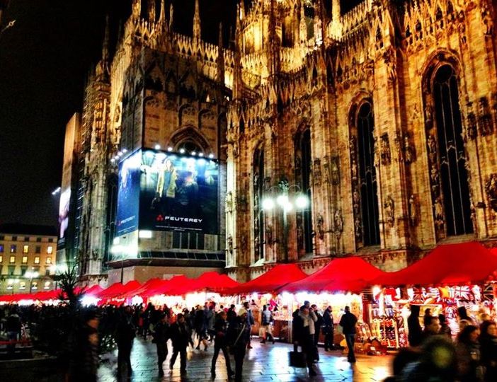 Da oggi a Milano 78 baite di legno in piazza Duomo: arriva Natale