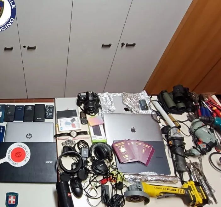 Furti di smartphone, pc e macchine fotografiche: sgominata una banda dalla Polizia locale di Trecate