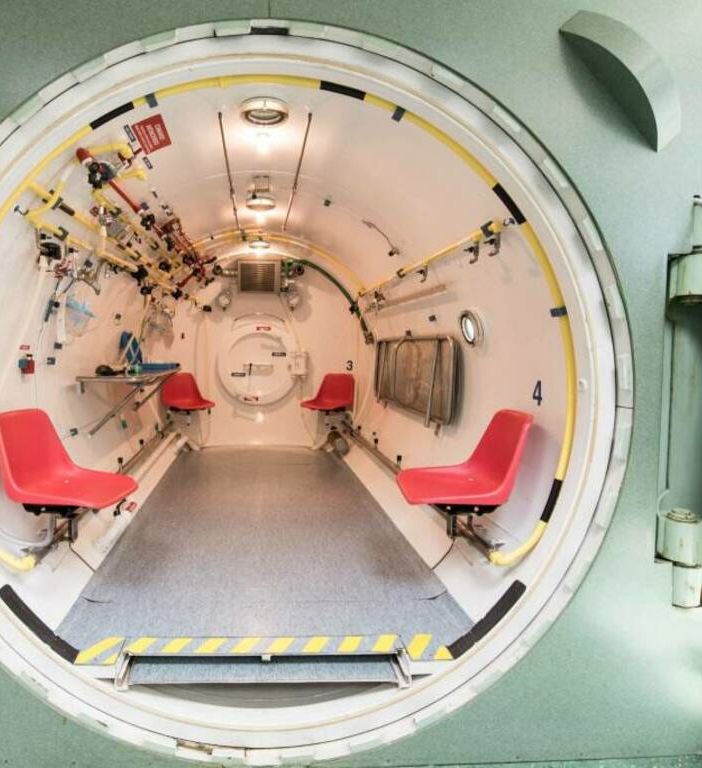 Novara, sei persone intossicate da monossido di carbonio: finiscono in camera iperbarica