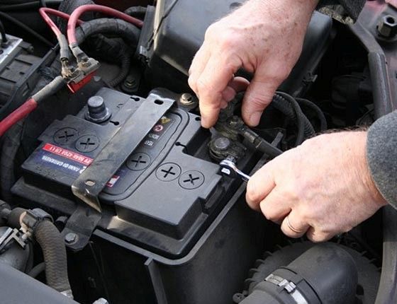 Voghera: rimane in panne con l'auto e ruba la batteria a un altro veicolo parcheggiato, 30enne finisce in manette