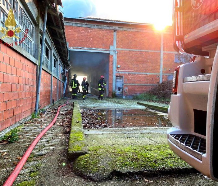 Candia: incendio in un deposito dismesso, 2 ore di lavoro per domare le fiamme