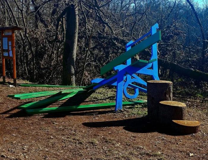 Big Bench a Bernate Ticino di nuovo vandalizzata, condanna unanime del gesto sui social