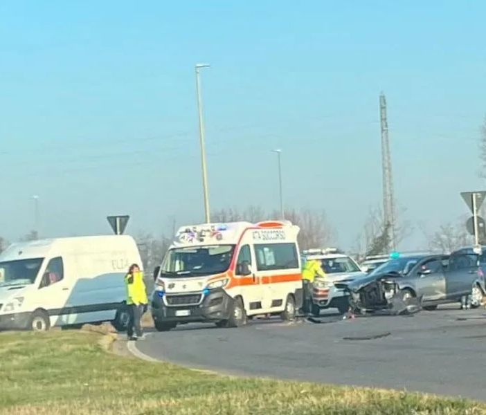 Incidente in viale Giotto ad Abbiategrasso: feriti e danni ai mezzi coinvolti