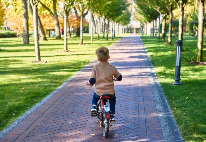 Milano, bambino in bici urta anziana che muore: indagato il padre