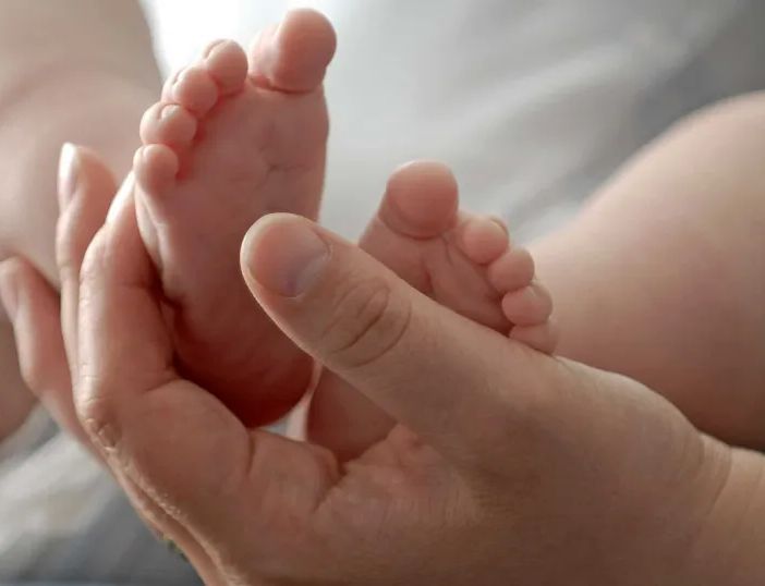 Milano, identificata la madre della bimba lasciata in un palazzo