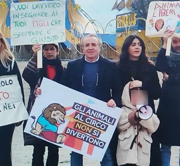 Novara, la protesta della piccola Olivia (5 anni): via gli animali dal circo