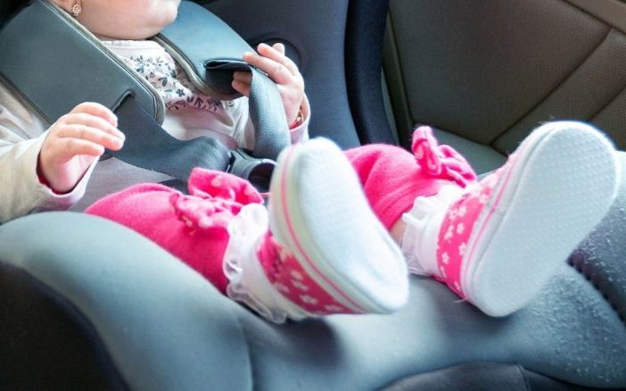 Cusago: lasciano la figlia di 8 mesi sola in auto, genitori denunciati dai carabinieri