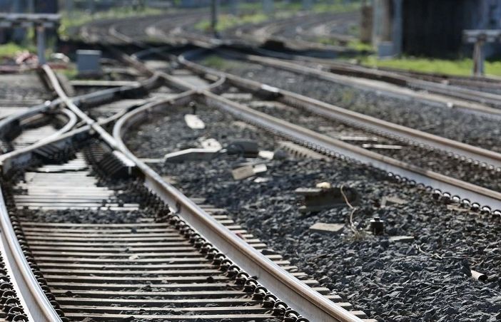 Corpo senza vita ritrovato sui binari a Rho: indagini e circolazione ferroviaria in tilt