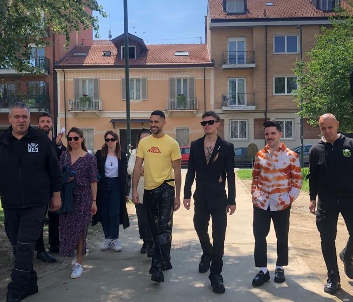 VIDEO E FOTO. Bagno di folla per Mahmood e Blanco a Torino per l'Eurovision