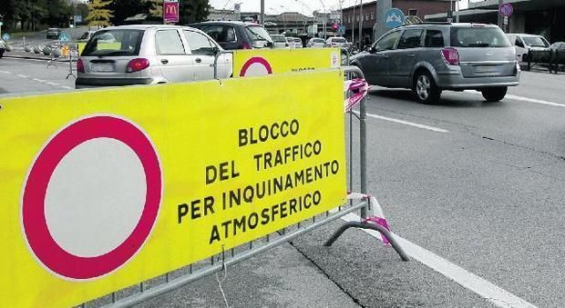 Lombardia: da oggi al 31 marzo i possibili blocchi del traffico anti smog