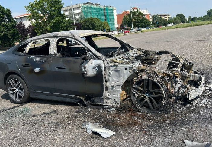 Bmw elettrica in fiamme a Magenta, si ipotizza l’autocombustione