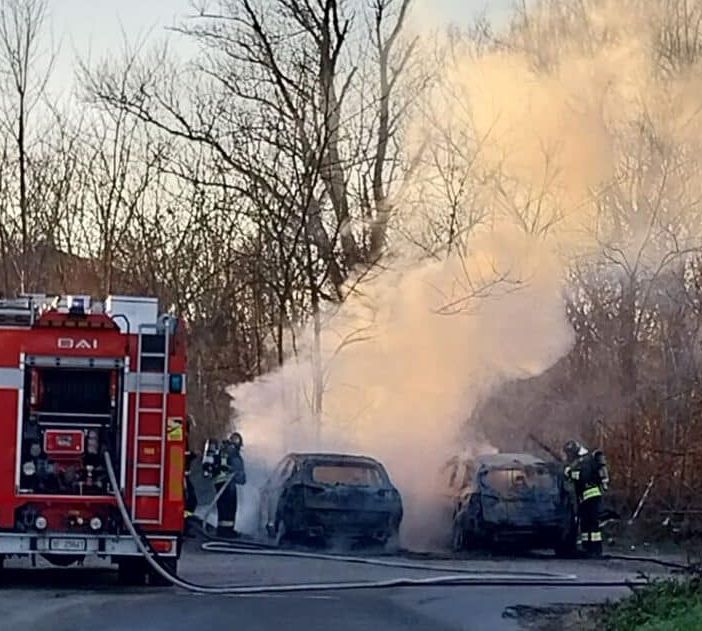 Boffalora sopra Ticino: auto in fiamme lungo la strada che porta al Ticino, si teme il dolo
