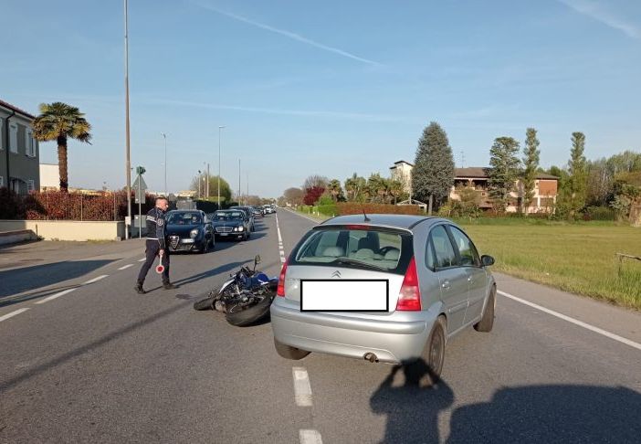 Scontro auto-moto lungo la statale 11 a Boffalora Ticino: centauro finisce in ospedale