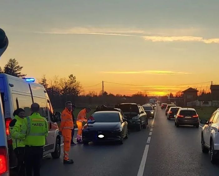 Incidente sulla statale 11 a Pontenuovo di Magenta: feriti non gravi e rallentamenti