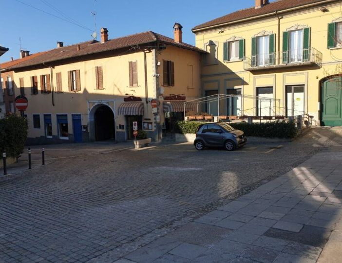 La banda delle spaccate colpisce anche a Boffalora, preso di mira il Caffè Cavour