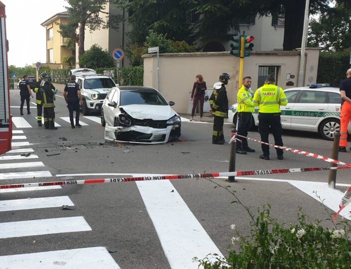 Incidente all’incrocio semaforico di via Garibaldi a Boffalora Ticino: feriti e auto distrutte