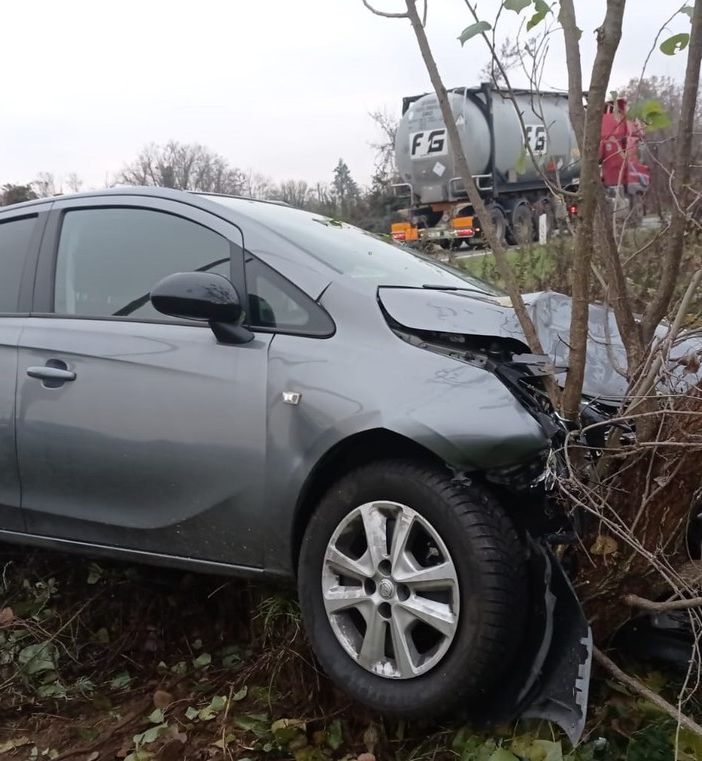 Boffalora sopra Ticino: perde il controllo dell’auto sulla SS11 e si schianta contro una pianta