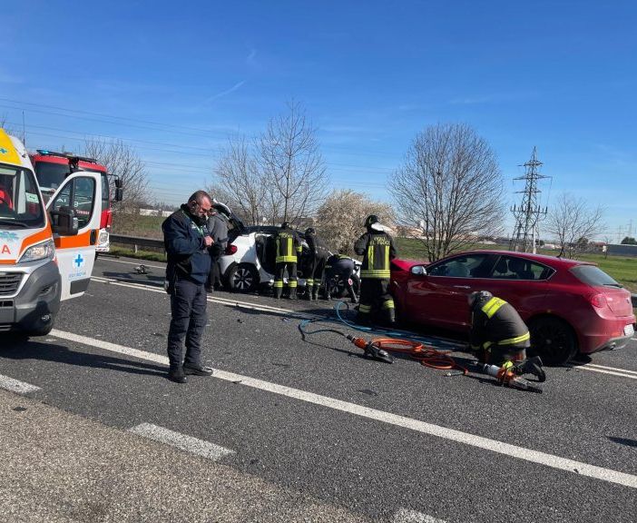 Boffalora-Malpensa, ennesimo incidente nel tratto senza spartitraffico a Marcallo: cinque feriti, ragazza estratta dai Vigili del Fuoco