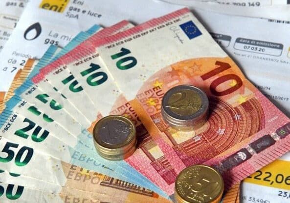 Bollette pazze sempre più su nel nostro Paese: +23% spesa elettricità per italiani rispetto media Ue