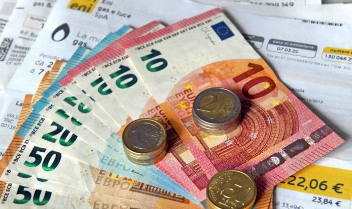 Luce e gas, in due anni aumenti del 248 e del 141%