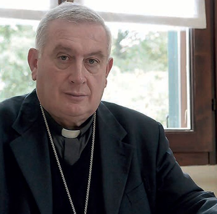 Invade l’altare durante Messa del Vescovo di Novara: fermato