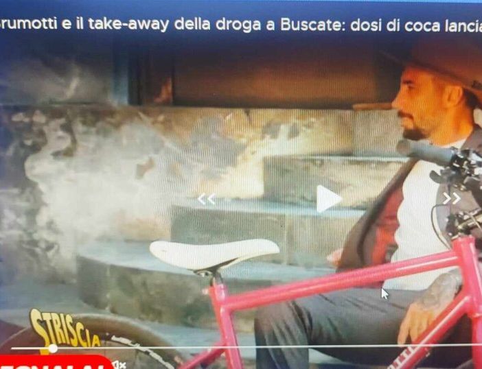 Striscia la Notizia e Brumotti a Buscate, &quot;market della droga&quot; a ridosso dei campi