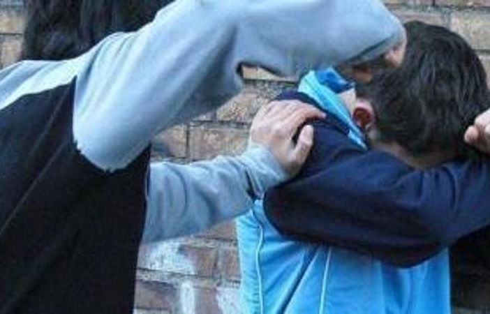 Pavia, pestato dal branco e preso a sassate: 14enne finisce in ospedale