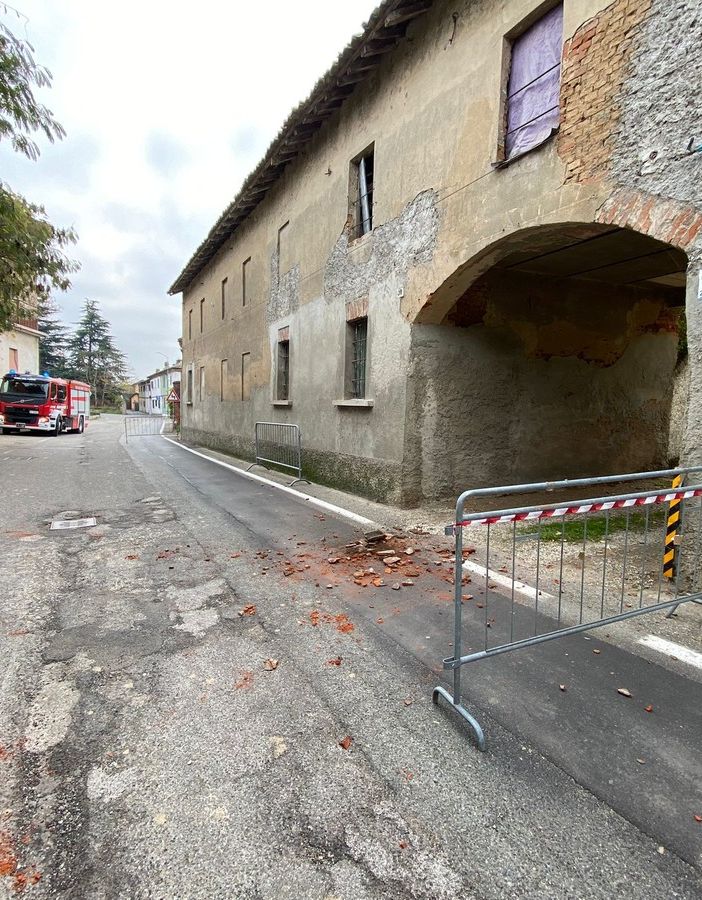 Semiana: tegole pericolanti in uno stabile, intervengono i Vigili del fuoco