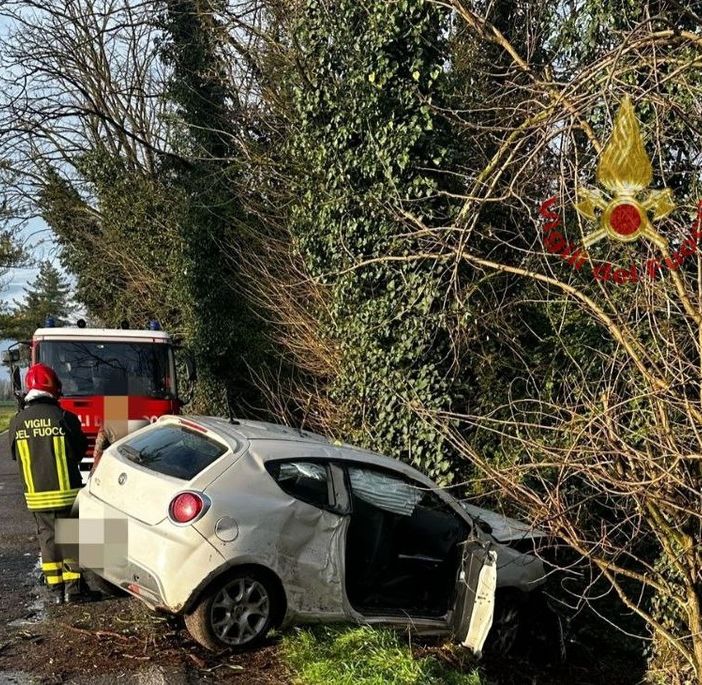 Belgioioso: esce di strada con l'auto alla frazione San Giacomo, soccorso un 49enne. I Vigili del fuoco liberano un cane dalle lamiere dell'auto
