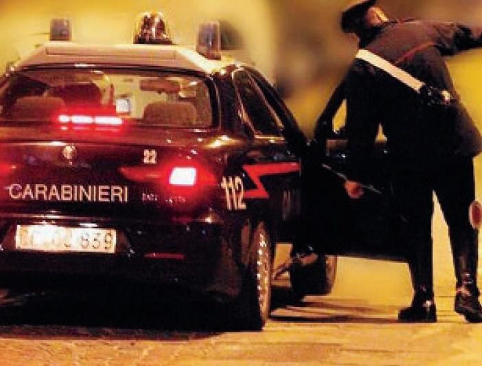 Follia a Laveno: prima danneggiano il treno, poi massacrano di botte il controllore e lo buttano sui binari