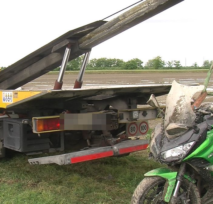 Mortara: cadono dalla moto sulla statale 211, due feriti. Donna 50enne trasportata con l'elicottero al Niguarda