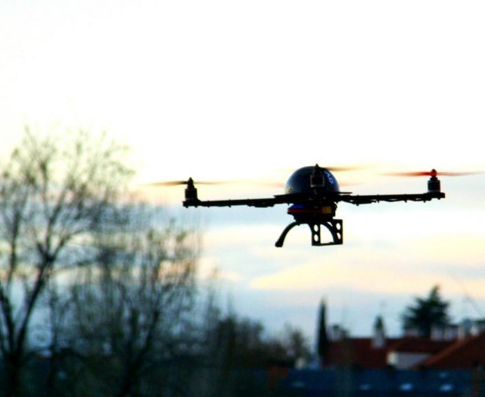 Milano, fa volare drone su piazza Duomo: denuncia e multa
