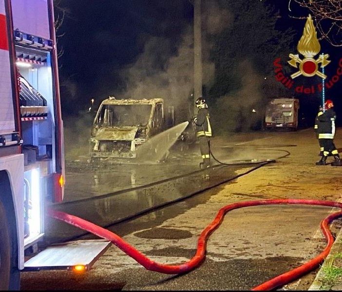 Lomello: camper divorato dalle fiamme nella notte, intervengono i Vigili del fuoco