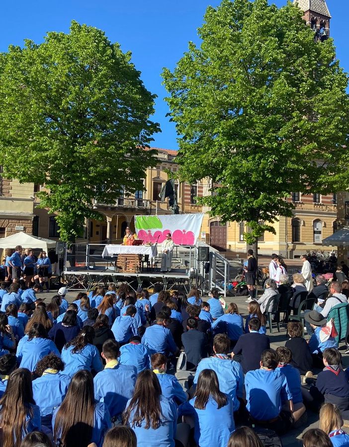 Mede: la colorata e allegra &quot;invasione&quot; degli scout in piazza della Repubblica. Le immagini