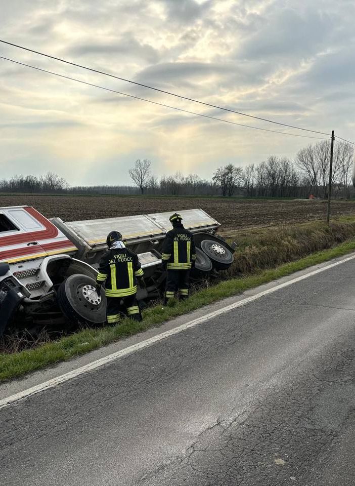 Pieve Albignola: esce di strada con il camion della ghiaia sulla provinciale, intervengono i Vigili del fuoco