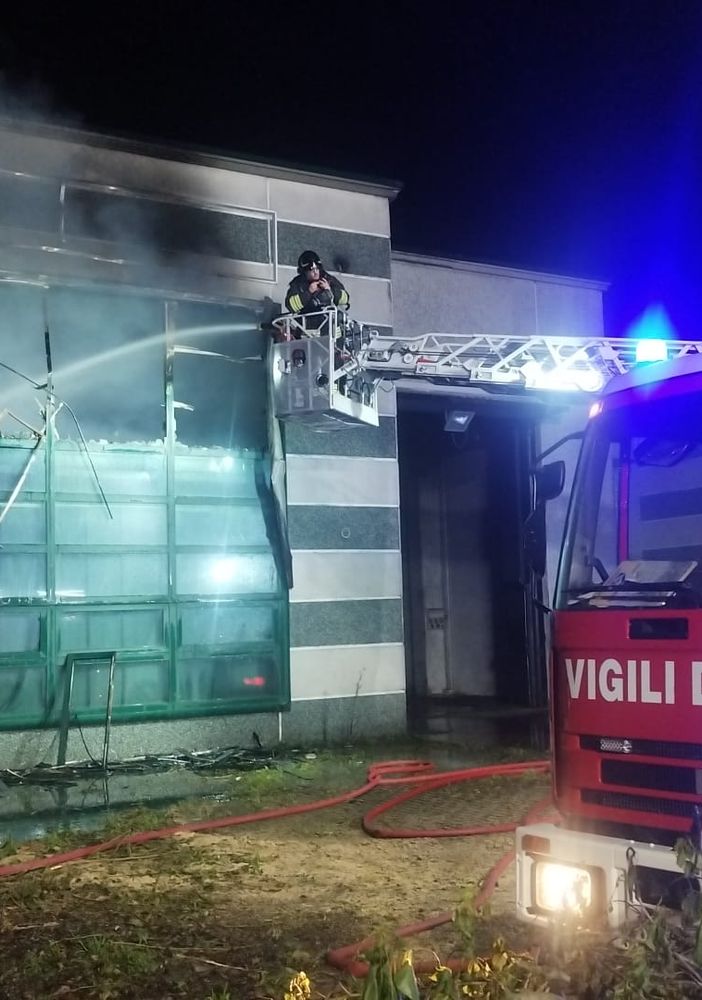 Pavese: incendio in un capannone tra Copiano e Villanterio, sul posto 5 squadre di Vigili del fuoco