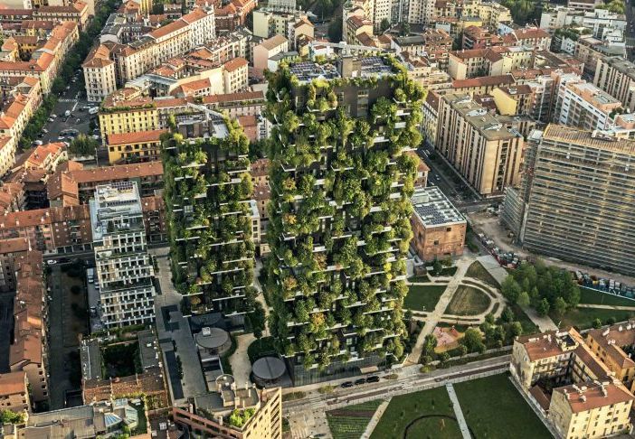 Milano: un funambolo tra i grattacieli al Bosco Verticale