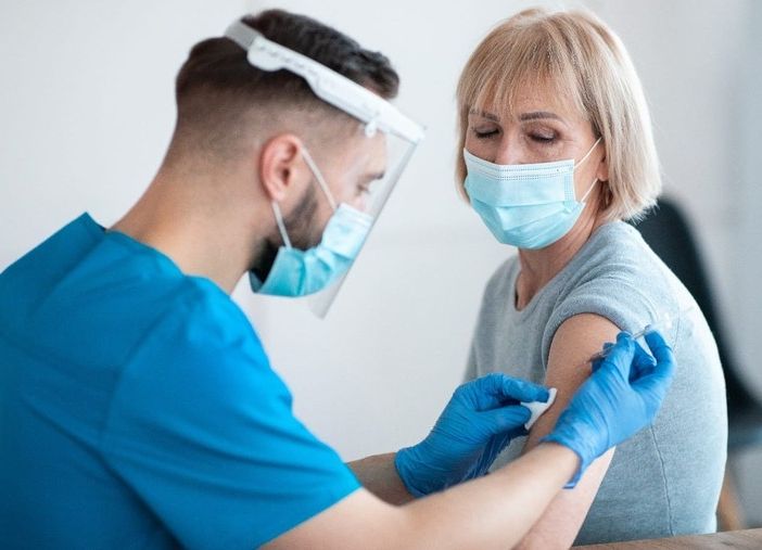 Vaccini, domani la Lombardia raggiungerà le 10 milioni di somministrazioni